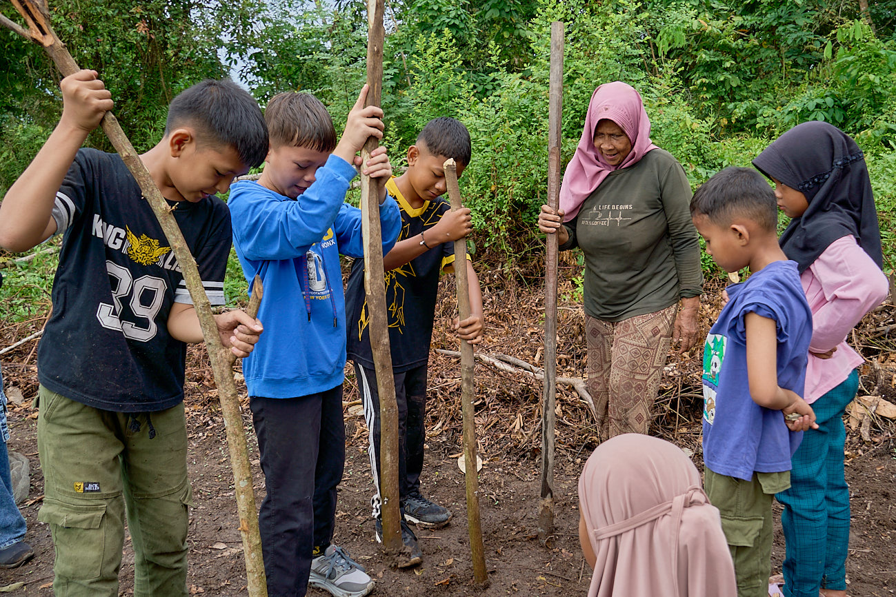 Students of Sekolah Alam Lubuk Pusako farming in Muaro Jambi