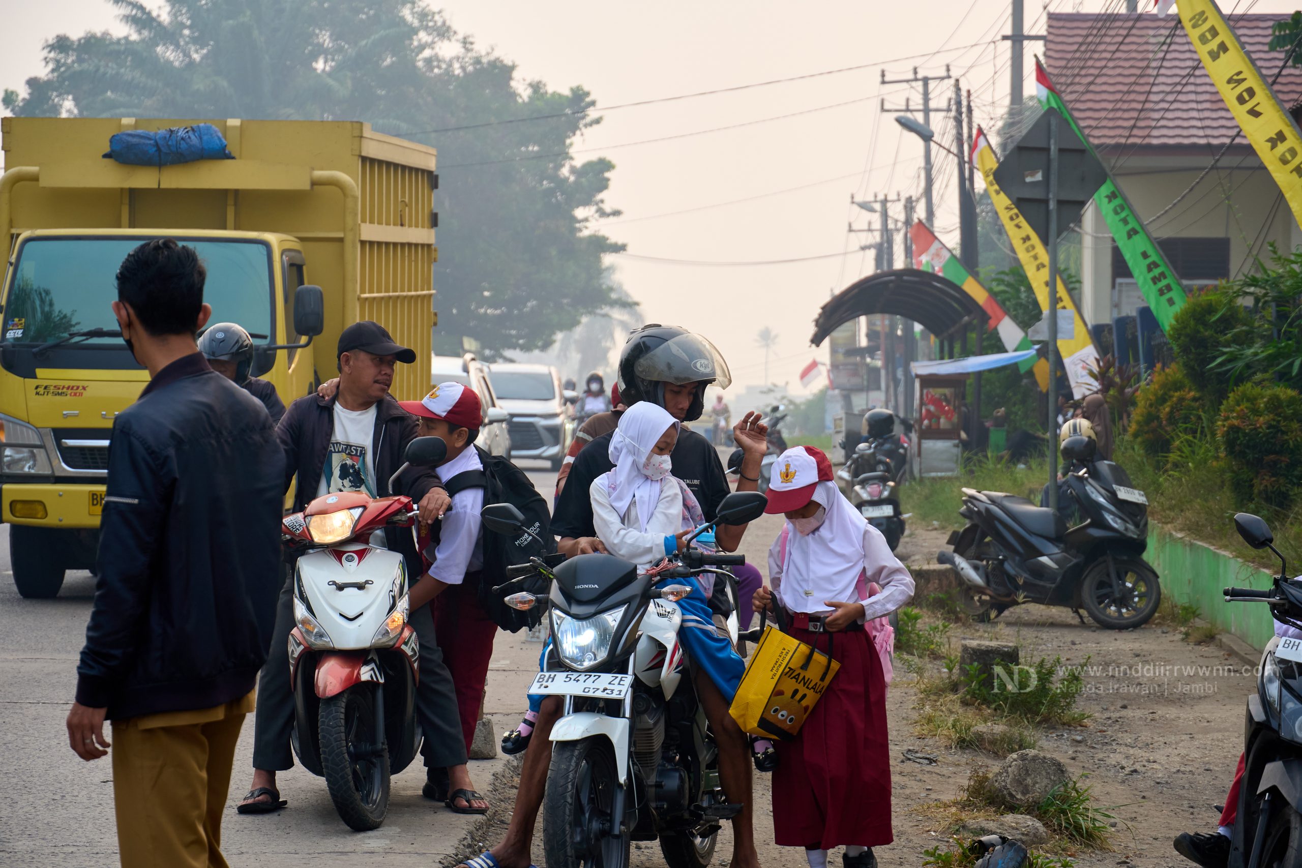 Students commuting amid Jambi forest fires haze